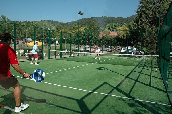campings/espana/catalunya-cataluna/girona/interior/Vall de Bianya/padel-2-977x650.jpg